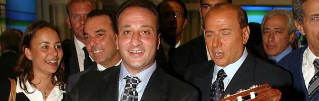 Ruby, Berlusconi compra casa dai testimoni: Apicella e il pianista di Arcore