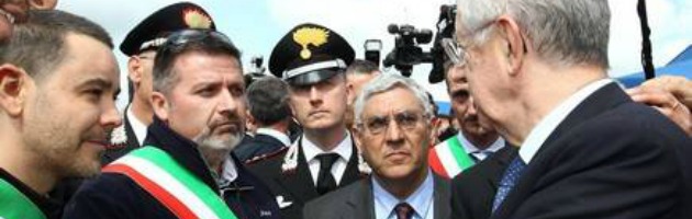 Monti contestato dai terremotati: “Ti ricordi di noi solo in campagna elettorale”
