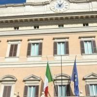 Movimento Cinque Stelle, deputati contestati davanti alla Camera: “Votate la fiducia” montecitorio interna nuova