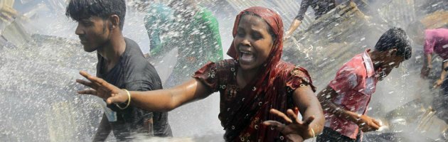 Bangladesh, strage di lavoratori tessili. E le foto “incastrano” Benetton