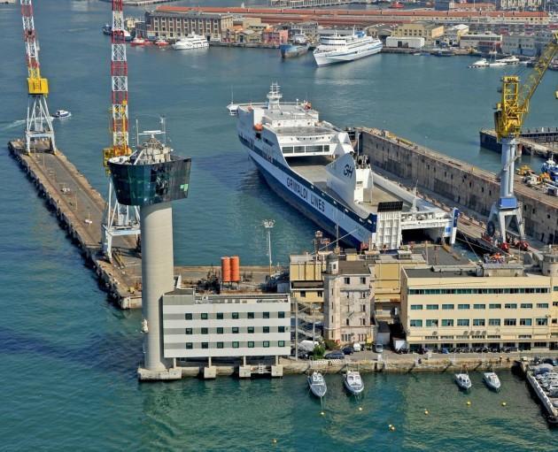 La torre del porto di Genova prima del crollo