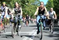 A Torino sfila il Bike Pride, 20mila bici  invadono il centro: “Più sicuri in strada” 