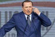 Berlusconi firma contro sue stesse leggi Sì a marijuana, no a reato clandestinità
