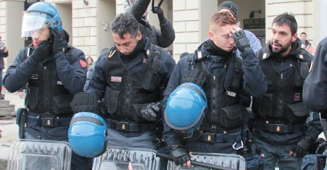 Protesta Forconi Torino- Poliziotti si tolgono il casco