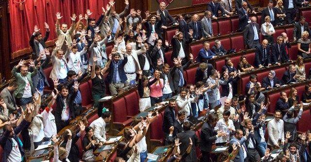 M5S a Renzi: “Solo spot e figuracce. Dove sono i fatti?”. Di Maio: “Teme di perdere”