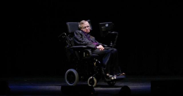 Stephen Hawking e i buchi neri: “Non esistono”. Lo studio su Nature