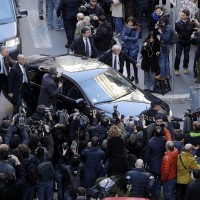 Silvio Berlusconi arriva in auto alla sede Pd per l'incontro sulla legge elettorale con Renzi
