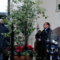 L'ex presidente del Consiglio lascia Palazzo Grazioli alla volta del Nazareno