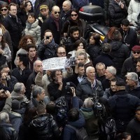 Folla di manifestanti in largo S. Andrea delle Fratte per contestare l'incontro tra Renzi e Berlusconi