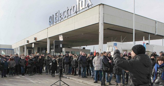 Electrolux, scioperi nello stabilimento di Forlì: portinerie e cancelli bloccati