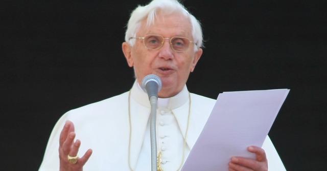 Ratzinger e lo scandalo pedofilia, in due anni 400 sacerdoti “spretati” da Benedetto