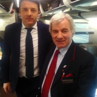 Il segretario del Pd Renzi si lascia fotografare con un controllore fuori servizio, e suo sostenitore, Domenico Frustagli, sul treno per Roma dove è in programma l'incontro con Berlusconi