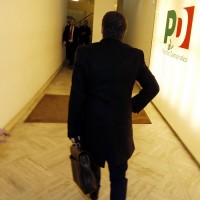 Il segretario è arrivato nella sede del Pd a Roma con un'ora di anticipo e lì ha atteso Berlusconi per un'ora