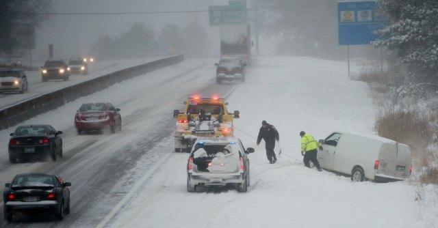 Usa, tempesta di neve si abbatte sul nord est: 9 morti e 4mila voli cancellati