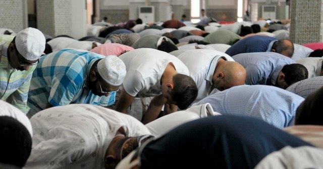 Musulmani costretti a pregare in strada. Lettera Vescovi: “Necessaria moschea”