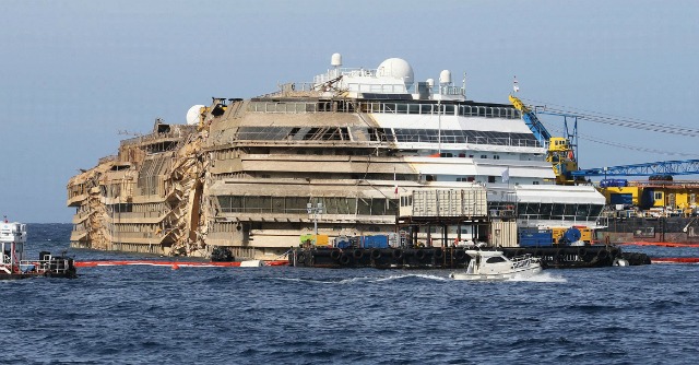 Concordia, il governo: “Demolire in Italia”. Ma la Marina manda le navi in Turchia