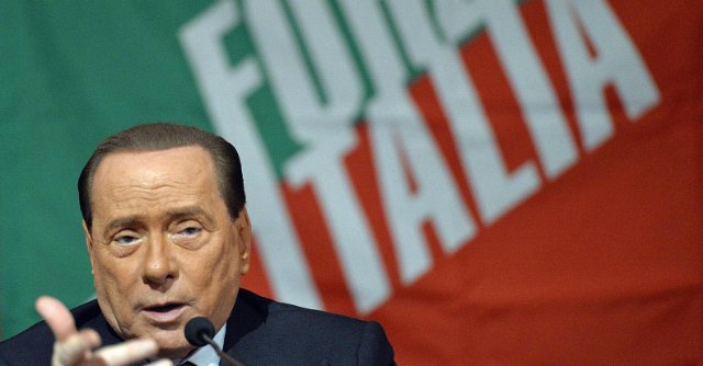 Berlusconi: “Per tedeschi lager mai esistiti”. Pse: “Dichiarazioni spregevoli”