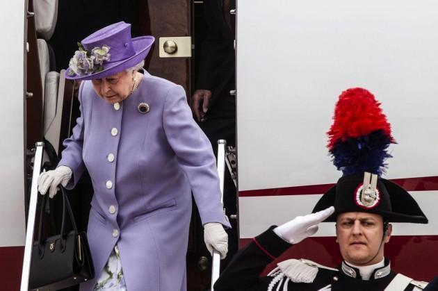 La Regina Elisabetta ed il principe Filippo arrivano all'aeroporto di Ciampino
