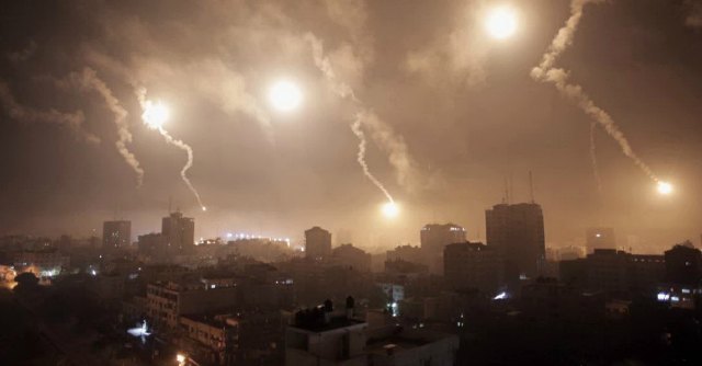 Gaza, nuova notte di raid: “Tra le vittime donne e bambini”. Colpita parrocchia cattolica