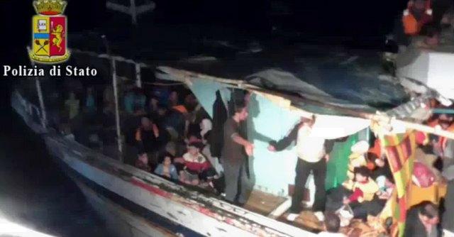 Migranti, erano 250 sul barcone naufragato a largo della Libia. Recuperati 20 corpi