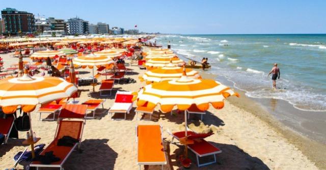 Maltempo estate, da Rimini alla Sicilia: “Scuole chiuse e al mare fino a ottobre”