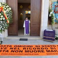Napoli, la bara di Davide Bifolco entra in chiesa portata a spalla da parenti e amici