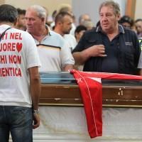 Napoli, parenti ai funerali di Davide Bifolco