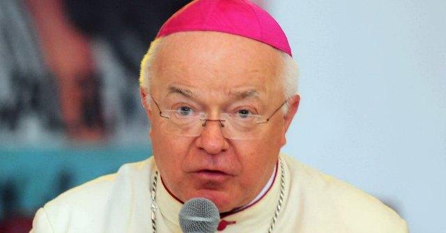 Preti pedofili, in Vaticano arrestato ex arcivescovo con il sì di Papa Francesco