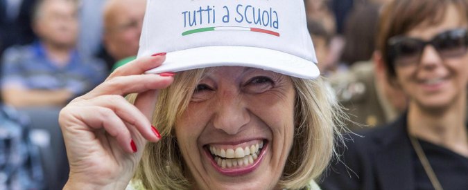 Scuola, Giannini: “Assunzioni solo tramite concorso”. Renzi contestato dai precari