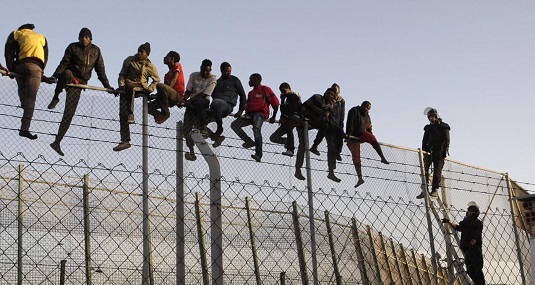 Immigrati entrano a Melilla