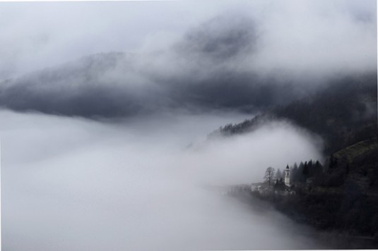 Nubi basse si addensano nel parco del monte Antola, Liguria ph vgiannella