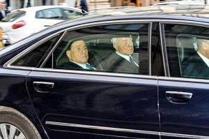 Silvio Berlusconi esce da Palazzo Chigi dopo l'incontro con Matteo Renzi