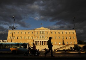 Evangelos Venizelos lascia il Parlamento dopo il varo delle misure anti crisi