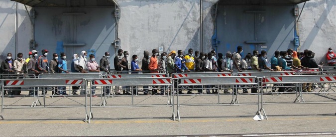 Isis, indagine a Palermo: “Rischio che terroristi si siano infiltrati tra i migranti”