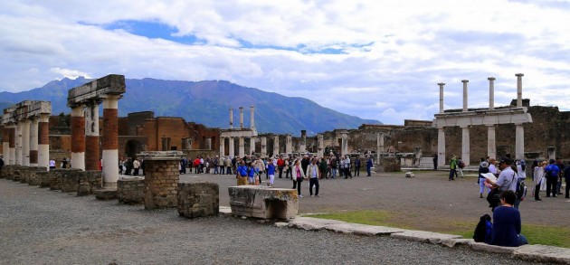 Pompei, continua ad affascinare la città antica distrutta dall'eruzione del Vesuvio del 79 d.C.