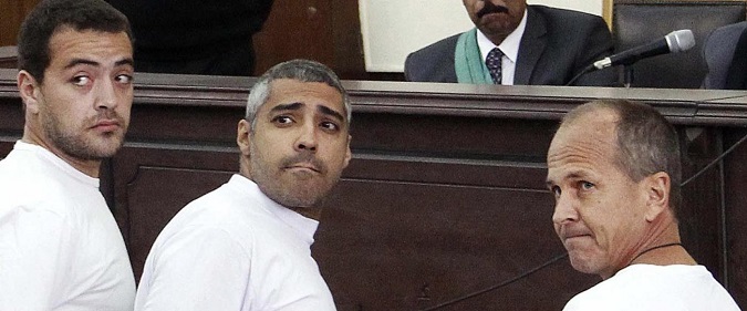 Egitto, in carcere ‘per aver diffuso notizie false': giovedì la sentenza sui tre giornalisti di Al Jazeera