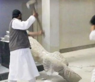 Isis distrugge statue Mosul 675