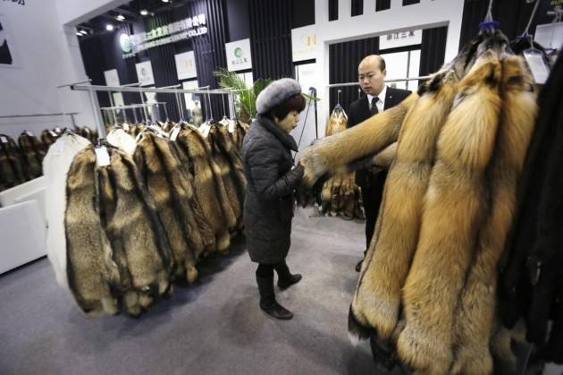 Cina, fiera di pellicce e prodotti di pelle a Pechino