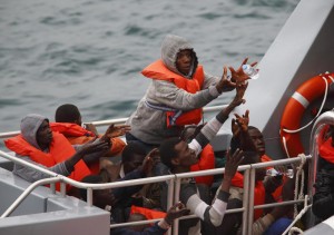 Sbarchi, gommone alla deriva a Malta: 80 migranti salvati