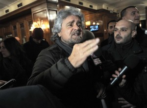 Roma, Beppe Grillo esce dall'Hotel Forum