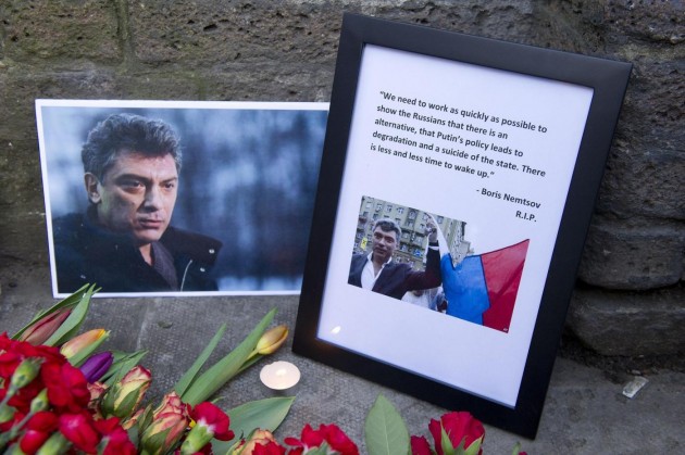 Londra, fiori per Boris Nemtsov ad ambasciata russa: presente vedova Litvinenko