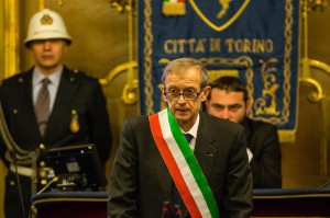 Piero Fassino apre il Consiglio Comunale per una commemorazione della strage di Parigi