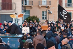 Ilva. Ambientalisti in piazza per funerale di Taranto