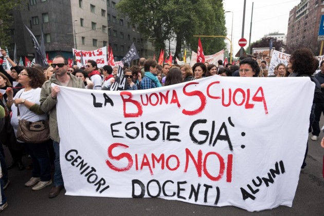 Manifestazione in occasione dello sciopero generale della scuola a Milano