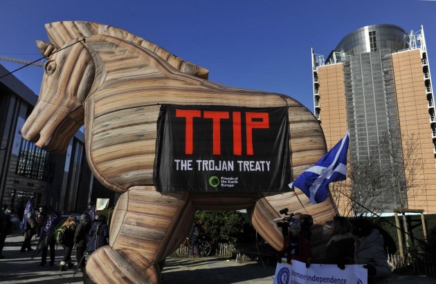 Bruxelles, innalzato un grande "cavallo di Troia" di fronte alla sede UE