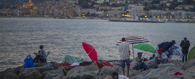 Ventimiglia, sgombrato un presidio “no border”. I migranti tornano sugli scogli
