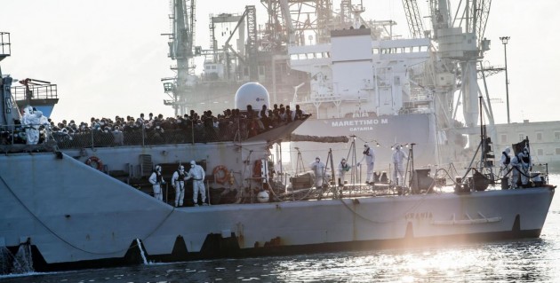 Arriva a Palermo la nave Urania con piu' di 500 immigrati