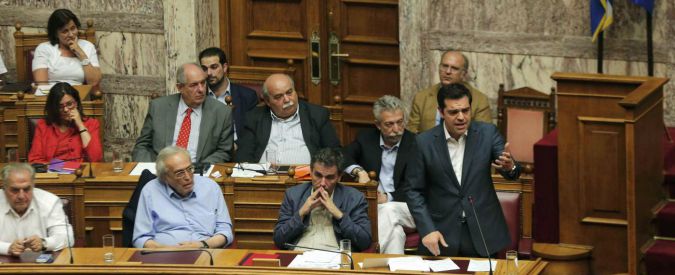 Grecia, Tsipras incassa il sì del Parlamento alle riforme: “Lezione di dignità al mondo”. Ma Syriza è a pezzi