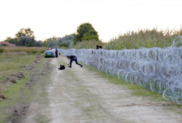 Ungheria, migranti che oltrepassano il confine metallico serbo-ungherese