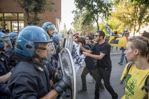 L'Aquila, scontri durante la visita di Matteo Renzi